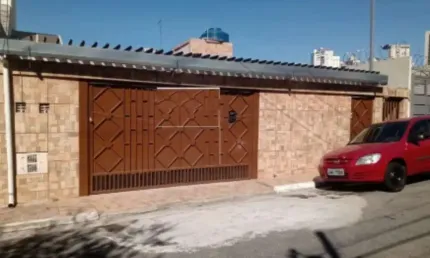 Casa com 4 Quartos e 3 banheiros à Venda, 220 m² por R$ 650.000