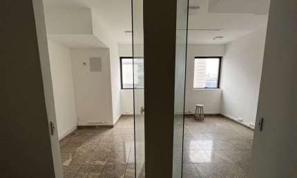 Sala comercial á venda na Barra funda, 60m² com 1 vaga de garagem