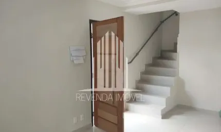 Sobrado Novo, com 3 dormitórios sendo 1 suíte com varanda . Todos com piso vinílico. Escada em porcelanato. Sala para dois ambientes , lavado ,copa e cozinha integrados , 2 vagas na garagem , portão a