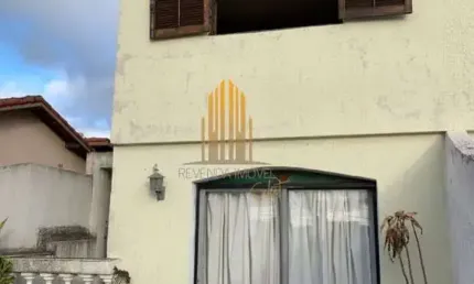 Interlagos - Casa de 132m² com 3 dormitórios sendo 1 suite, 3 banheiros e 2 vagas.
