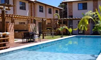 Casa duplex em imbassaí – 2 quartos, varanda gourmet, infraestrutura completa a 800m da praia