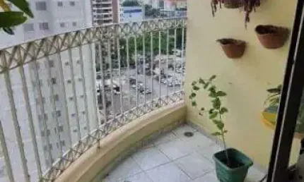 Apartamento em prédio antigo, andar alto, confortável e espaçoso, 3 dormitórios (1 suíte) e 2 vagas