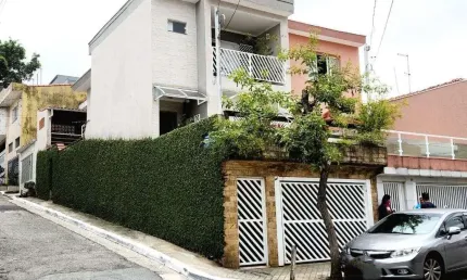 Lindo e amplo sobrado com 200 m² de área construída, 2 dormitórios (sendo 1 suíte), 1 vaga + edícul