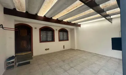 Sobrado com 162 m² de área construída, 5 dormitórios (sendo 1 suíte), edícula e área gorumet!
