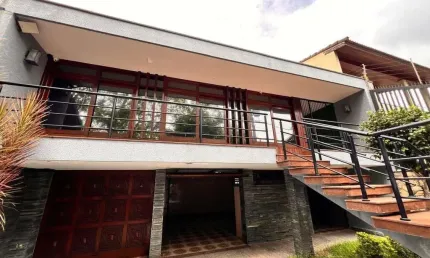 Espetacular sobrado para locação na vila zelina, com 300m² de área construída, 3 suítes e 5 vagas d
