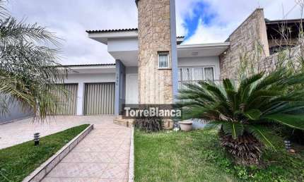 Casa Mobiliada com piscina para locação, 4 quartos sendo 2 suítes, Edícula com churrasqueira, 2 vag