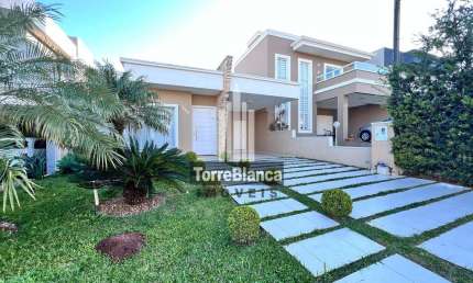 Casa Mobiliada com piscina para locação, 3 quartos sendo 1 suíte, 4 vagas, 179m², Cond. Residencial