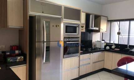(Aceita troca) Sobrado com 3 quartos à v742000  - Vila Santa Izabel - Maringá/PR