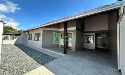 Casa à venda próximo a praia com 03 dormitórios, Gravatá, NAVEGANTES - SC