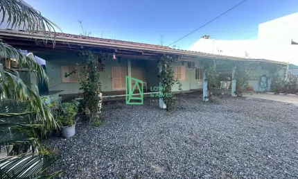 Casa à venda localizada no Gravatá, NAVEGANTES -SC a apenas 160 metros da praia.