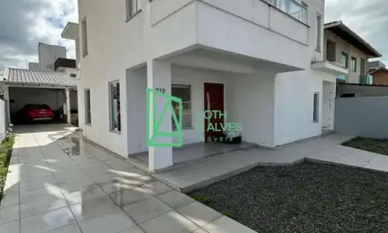Casa à venda no centro de navegantes - sc a apenas 200 metros da praia.