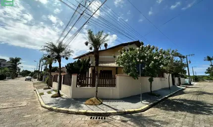 Casa à venda com 03 dormitórios, ampla área de festas, CENTRO, PIÇARRAS - SC