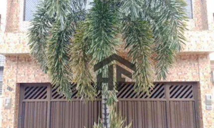 Casa de 2 andares, com 5 quartos sendo 2 suítes e área para eventos, localizada em Artur Lundgren I, Paulista - PE.  À Venda.