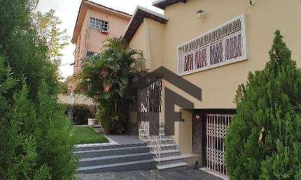 Casa de 225m² à venda, com 4 quartos, localizada em Casa Amarela, Recife - Pernambuco.