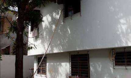 Casa de dois pavimentos, 360m, com 4 quartos, localizada em Campo Grande, Recife - Pernambuco.