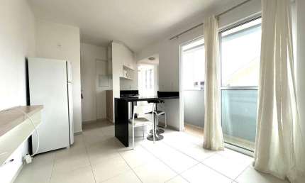 Apartamento semi-mobiliado com 1 quarto e sacada no Rebouças