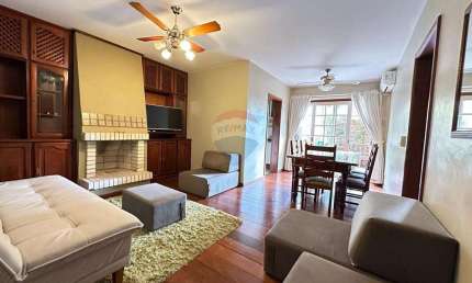 Apartamento à venda, 30 metros da rua Coberta, no coração de Gramado, mobiliado com uma incrível varanda aberta.