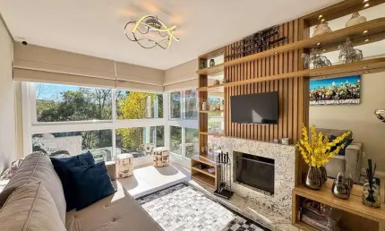 Apartamento alto padrão apenas 5 minutos da rua Coberta,totalmente mobiliado e decorado à venda no centro de Gramado