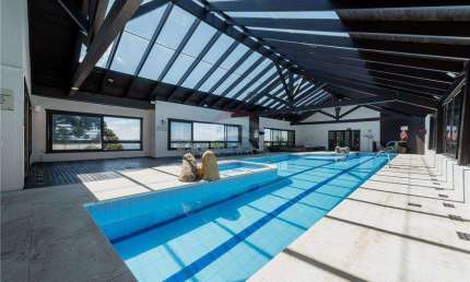 APARTAMENTO 2 DORMITÓRIOS EM LINDO CONDOMÍNIO NO CENTRO DE GRAMADO.