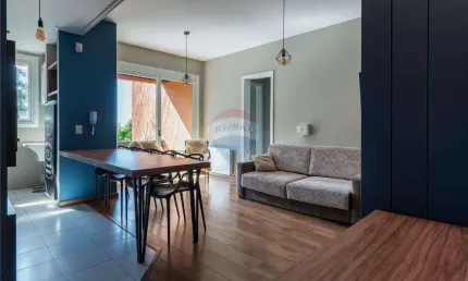 APARTAMENTO 2 DORMITÓRIOS EM LINDO CONDOMÍNIO NO CENTRO DE GRAMADO.