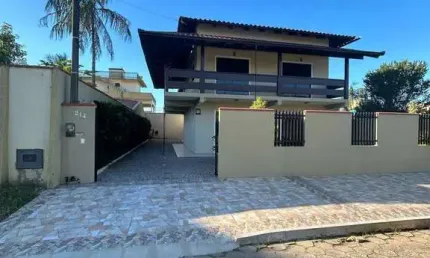 Sobrado 03 quartos no Meia Praia de Navegantes - quadra mar