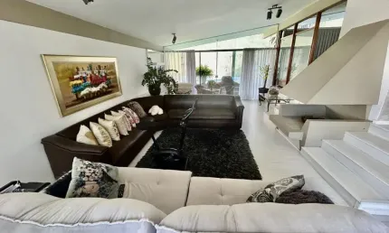 Casa com 4 dormitórios, suíte, piscina e terreno de  655m². Estreito. Florianópolis.