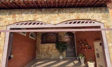 Casa com 3 Dormitorios 2 Vagas de Garagem , Edicula e Area Gourmet,  Simplesmente um Encanto.