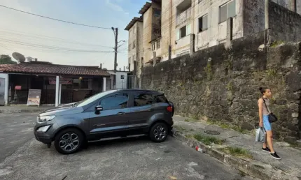 Cód. 156 Mata Escura 2/4  com Varanda Nascente no Cond. Santa Edwiges