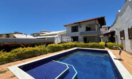 Casa a venda de 3/4, 1 suíte, piscina e garagens em Alameda Fechada em Vila do Atlântico