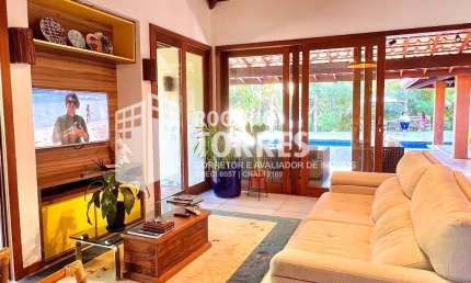 Casa a venda de 4 suítes, com SISTEMA ENERGIA SOLAR, área gourmet com churrasqueira e piscina e 3 garagens na Praia do Forte  - Bahia