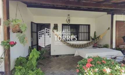 Casa duplex a venda de 2 suítes + dependência e 2 garagens em ITAPUÃ