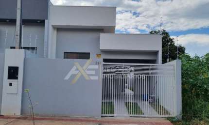 CASA COM PÉ DIREITO ALTO, 2 QUARTOS, SALA, COZINHA, GARAGEM COBERTA.