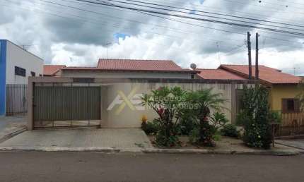 CASA 3 DOMITÓRIOS SENDO UMA SUITE COM PISCINA NO JD. PLANALTO VERDE