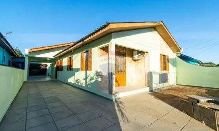 Casa a venda com três quartos no bairro São Jerônimo.