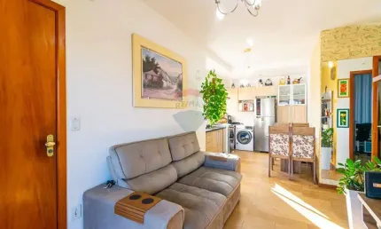 Apartamento semimobiliado com 02 dormitórios,  sacada com vista panorâmica e ótimo estado de conservação