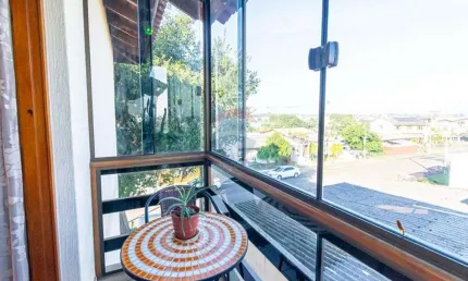 Apartamento semimobiliado com 02 dormitórios,  sacada com vista panorâmica e ótimo estado de conservação