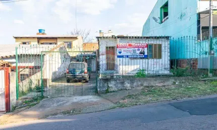 2 casas em terreno de 300 m² para morar ou investir.
