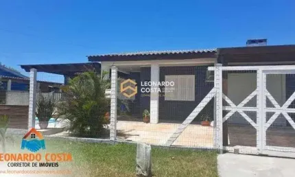 Ótima casa com piscina no centro de Balneário Pinhal