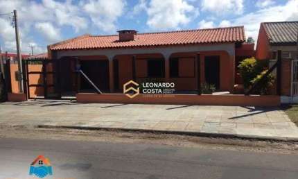 Casa com anexo próximo ao mar no Centro de Cidreira