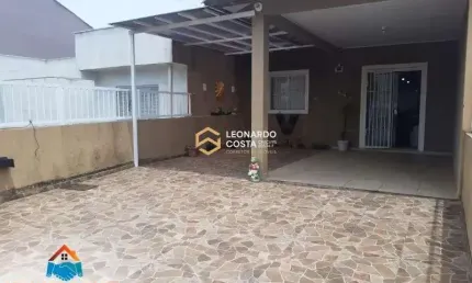 Bela casa geminada em bairro nobre próxima da praia