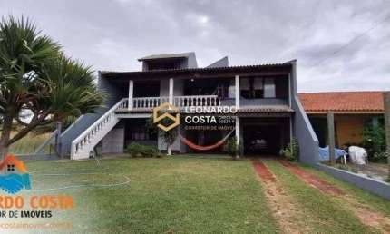 Casa de 3 pavimentos com excelente localização em Nazaré