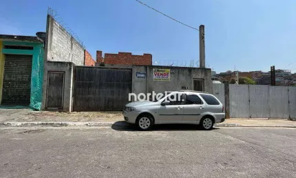 salão de 200m2 e em cima começou a construir 5 kitnets