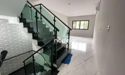 Sobrado à VENDA 136 m2 - 3 quartos - 2 vagas - City Pinheirinho