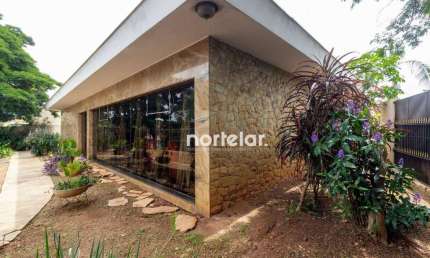 Ampla Casa Térrea com 3 quartos 3 banheiros, piscina, quintal, churrasqueira