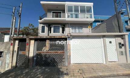 Sobrado semi isolado contendo 3 suítes, a suíte master com hidromassagem, closet e varanda, Enorme garagem com vaga para 7 carros, com quarto de empre