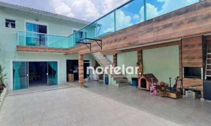 Sobrado de Alto Padrão na Vila Nivi  180 m²  4 Dormitórios sendo 1 suíte com closet e sacada e 1 dormitório no térreo Sala de estar / Sala de Jantar L