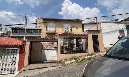 Sobrado à VENDA com 4 dormitórios e 3 vagas localizado no Mandaqui:  - 4 dormitórios sendo 1 suíte e 2 com varanda - 2 banheiros - Sala para 2 ambient