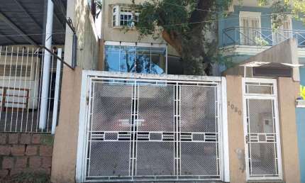 casa na CARLOS HUBER fre. praça e a pocos metros do COL. FARROUPILHA