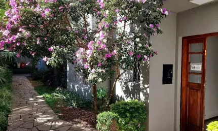EDIFICIO PEQUENO JU7NTO A PRAÇA LINDO E AMPLO APTO. UM DORMITORIO