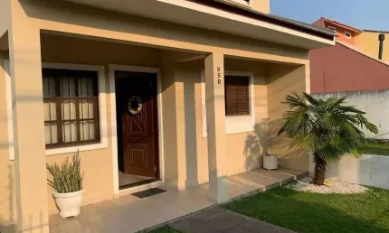 Linda casa de esquina com 3 dorm. suite e patio com piscina